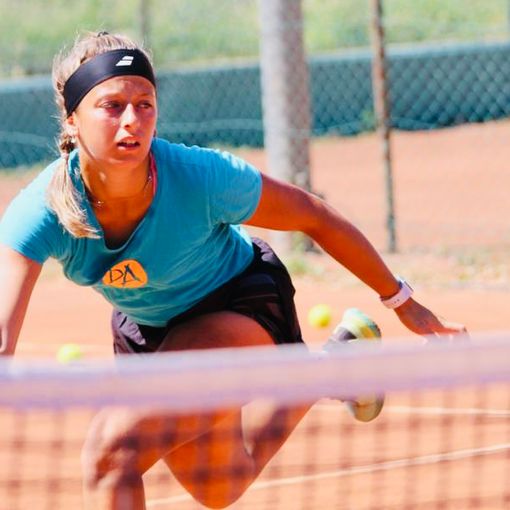 Alice Paonessa  in azione e foto della premiazione con da sx Alice Paonessa, un responsabile del Tennis Ivrea, e Carlotta Mosso