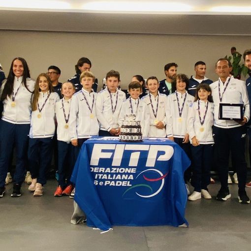 Foto della squadra con la Coppa Davis: in bianco da sx Viérin, Susanna, Perrin, Belley, Montegrandi, Melotti, Pretti, Cotaba, Perrelli, Paonessa con i Tecnici Federali