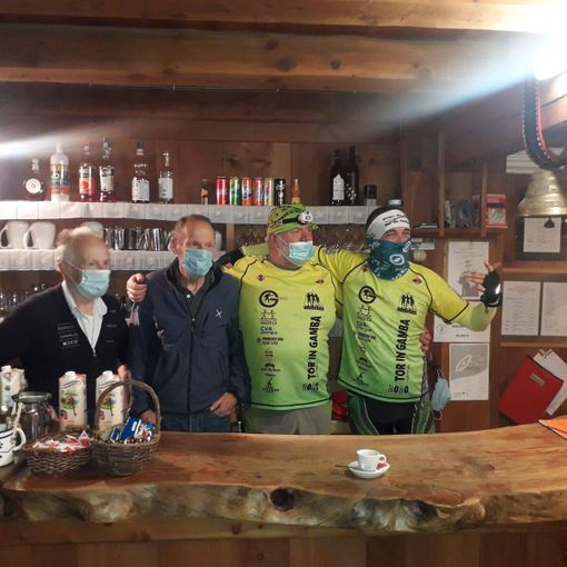 Gli atleti in partenza dal rifugio Chalet de l'Epée