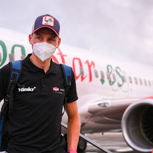 La Maglia Rosa Mathieu Van der Poel è atterrata all'Aeroporto Internazionale di Catania