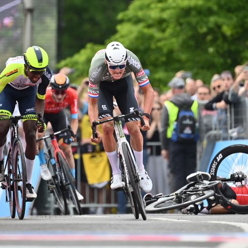 MATHIEU VAN DER POEL VINCE LA PRIMA TAPPA DEL GIRO D’ITALIA  ED È LA PRIMA MAGLIA ROSA