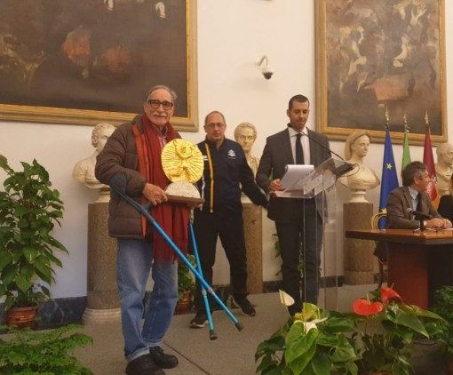 Alla presentazione della Maratona di Roma 2023 al Campiodoglio, l'artista Bandfeldt Rosada (a sinistra) presenta la Coppa degli Ultimi da lui realizzata. Al centro, il presidente di Athletica Vaticana Giampaolo Mattei Alla presentazione della Maratona di Roma 2023 al Campiodoglio, l'artista Bandfeldt Rosada (a sinistra) presenta la Coppa degli Ultimi da lui realizzata. Al centro, il presidente di Athletica Vaticana Giampaolo Mattei