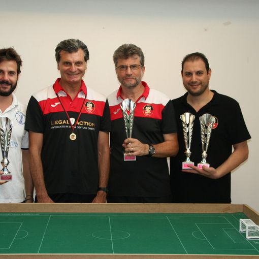 I vincitori del 2° Torneo Regionale di Calcio-Tavolo/Subbuteo “Città di Aosta” – da SX Christian Filippella (CCT Eagles Napoli - Vincitore Categoria Open), Orlando Navarra (Presidente CT Aosta), Giovanni Navarra (CT Aosta - Vincitore Categoria Cadetti), Filippo Filippella (CT Aosta – Vincitore Categoria Subbuteo e 2° Categoria Open)