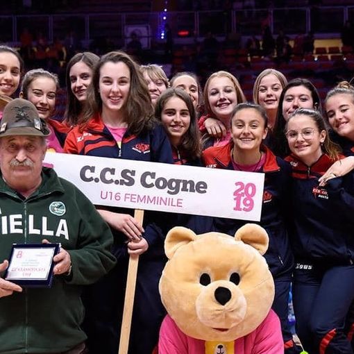 Le ragazze del Ccs Cogne con l'alpino 'mascotte' della loro partecipazione al torneo (foto da profilo Fb Ccs, credit Fabio Cucchetti)