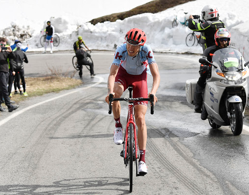 Il Presidente dell'UCI David Lappartient ha premiato la Maglia Rosa Valerio Conti