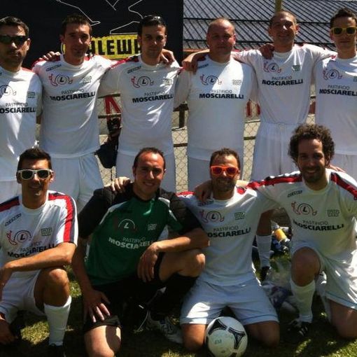Simone Zoppo (secondo da dx) insieme a Mauro Orlandi, Robert Lord Armstrong, Nico Ciro, Andrea Chasseur, Fabrizio Ramponi, Fabio Berlier, Simone Zoppo e Nico Stilo
