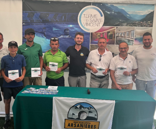 Nella foto da sinistra Thomas Farinet, Bruno Nex, Mael Farinet, Loris Farinet, Lulzim Uka, Andrea Succ, Renè Savoye, Domenica Scopacasa e Fabio Furfaro (sponsor)