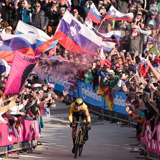 Il Giro è un romanzo in rosa thrilling e fa tutto Roglic: l'eroico Paperino del ciclismo è il Re della corsa