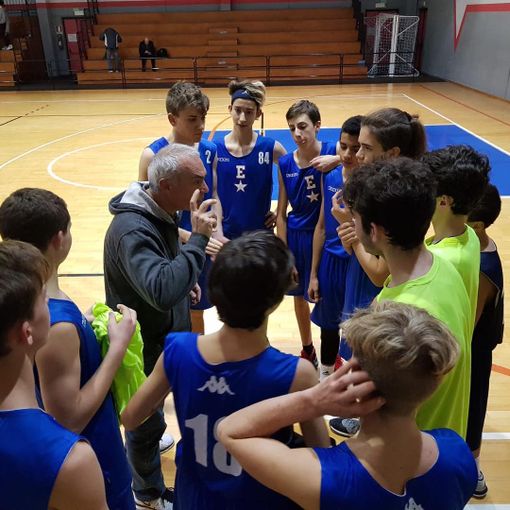 Coach Artuso impartisce direttive in una pausa del match