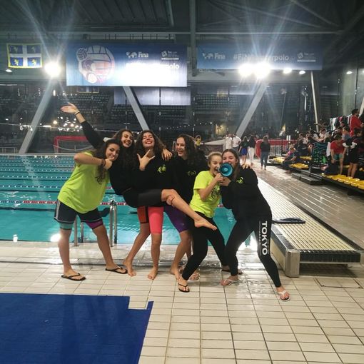 Le euforiche ragazze dell’Aosta Nuoto da sinistra: Alice Giglio, Miryam Zerbo, Emma Iamonte, Nicole Louvin, Lin Pigliacelli e Alessia Pagliara