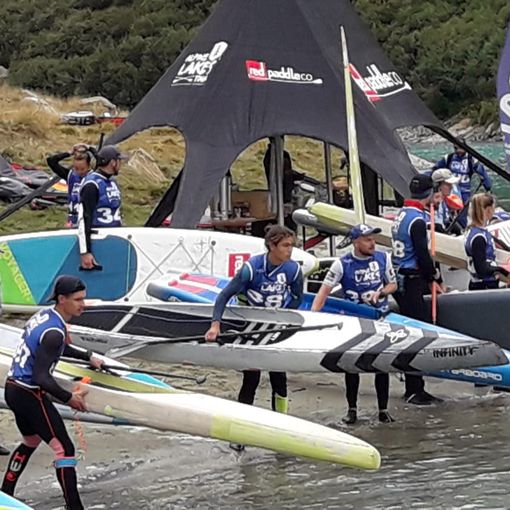 Gli atleti pronti a lanciarsi nel lago (cliccare l'immagine per avviare la minigallery)