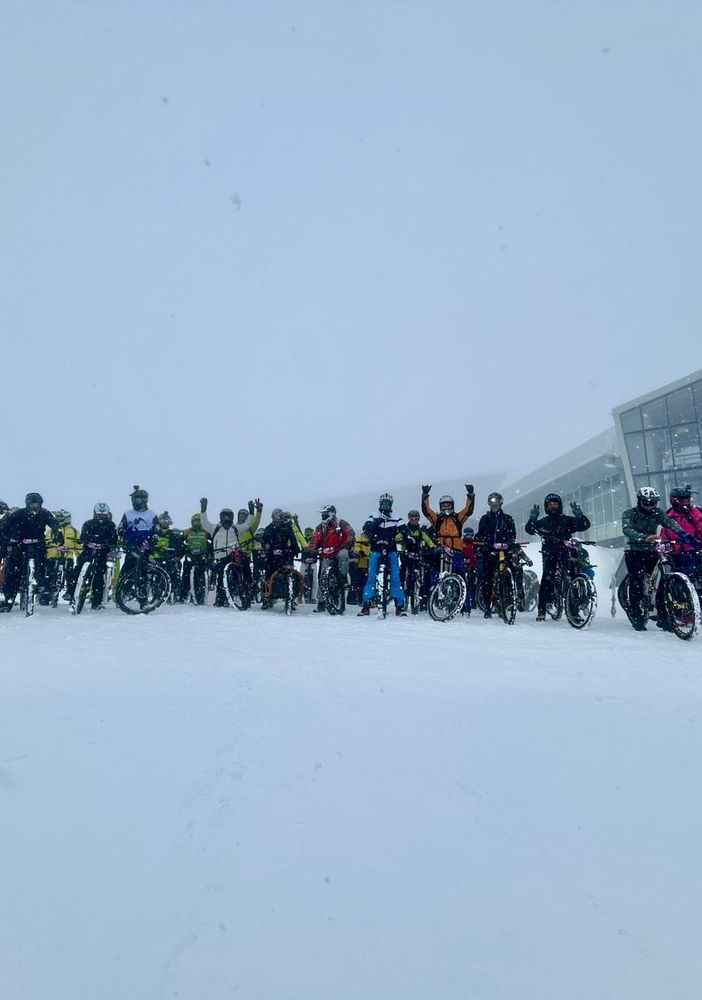 Nebbia e quindici centimetri di neve fresca non fermano i temerari della terza edizione di Cervino Snow Bike Show