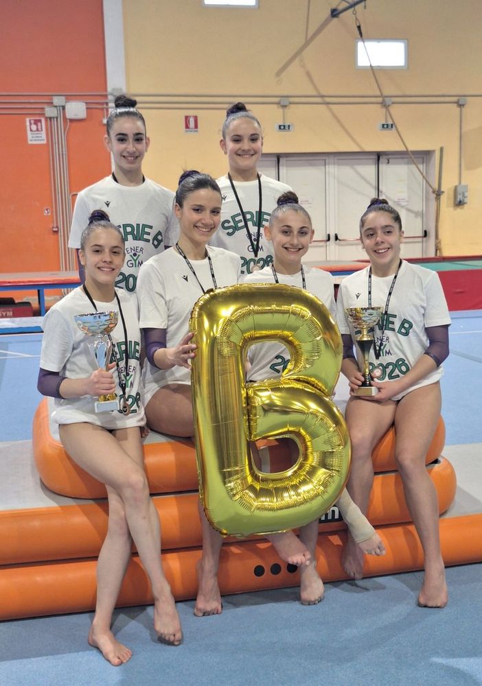 Annie Désandré – seconda in piedi - con le compagne dell’Energym