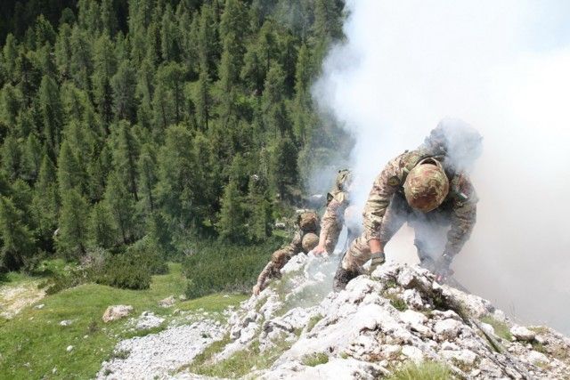 ALPINISMO: Alpini pronti al '5 Torri' nelle Dolomiti