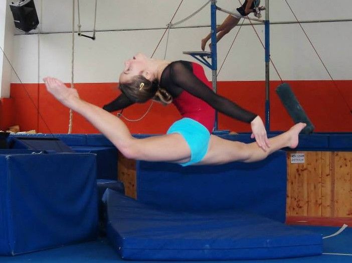 Alexia Angelini in un salto artistico al corpo libero