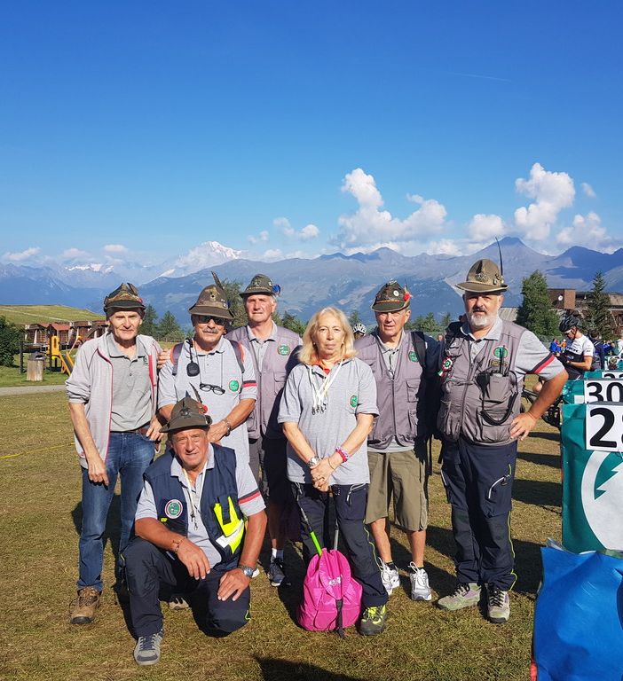 Alcuni degli Alpini e Volontari di Protezione Civile in servizio a Pila (da sx.: Renzo Berthod, René Vilfort (accosciato), Lino Carmello, Dario Guerraz, Gisella Bertinetti, Renato Zambon, Stefano Meroni).