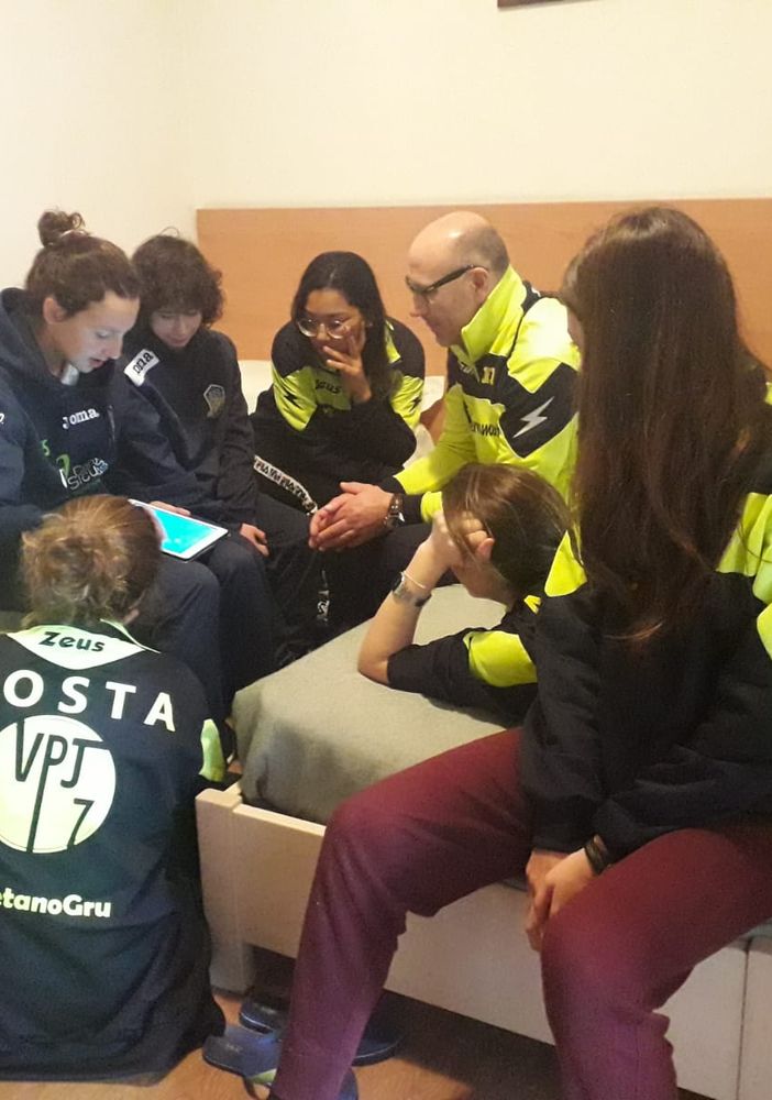 Mister Tomassi con le ragazze dell'Aosta