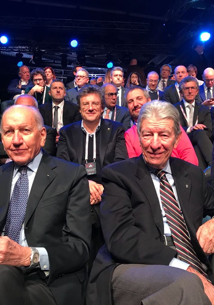 Aurelio Marguerettaz alle spalle dei campioni del mondo Felice Gimondi (Ds) e Francesco Moser
