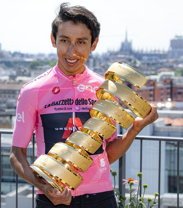 Egan Bernal in Maglia Rosa con il Trofeo Senza Fine