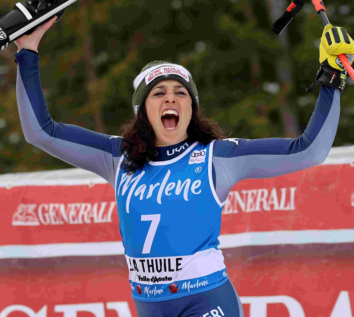 Federica Brignone esulta per Coppa del Mondo Combinata conquista a La Thuile il 29 febbraio