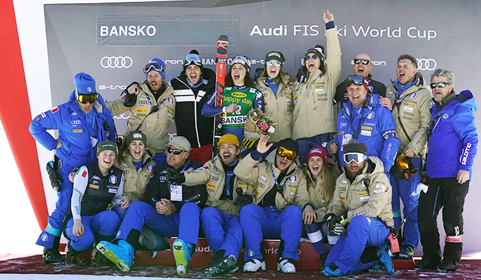 Federica Brignone con la squadra azzurra ed i tecnici