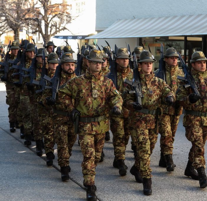 Gli Alpini sfillano durante la cerimonia di chiusura