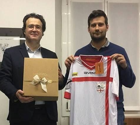 Per Tiramani la maglia bianco rossocrociata della nazionale padana e per Rischio un vino DOC del territorio, un rosso Gattinara