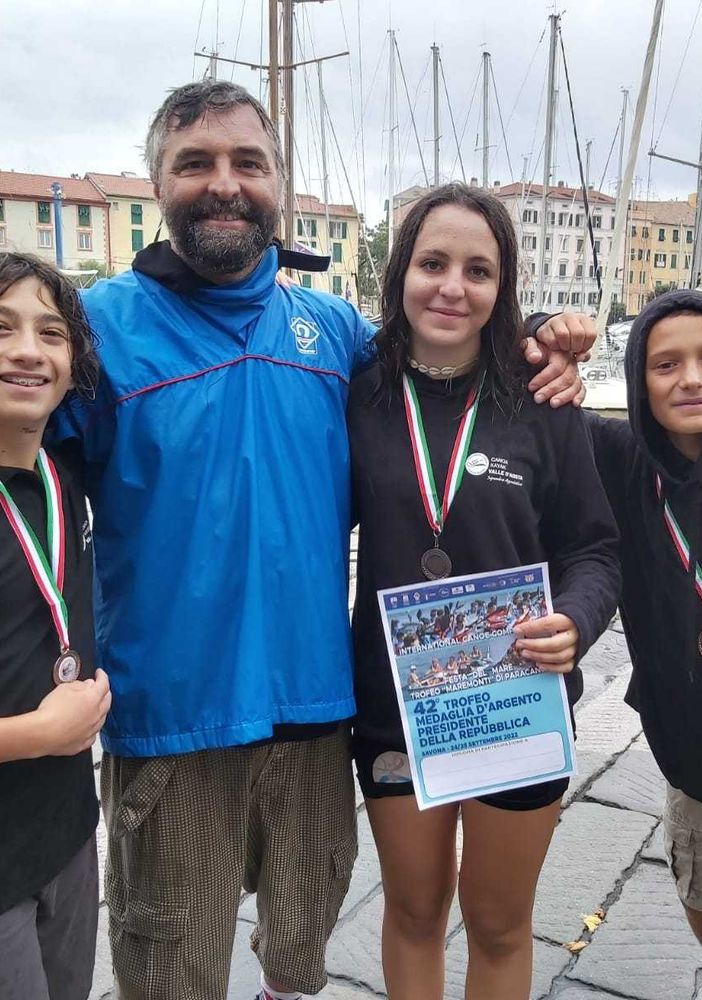 L'allenatore Antonio Marmorino con Edoardo Pogliotti, Lorenzo Imparato e Bianca Marmorino
