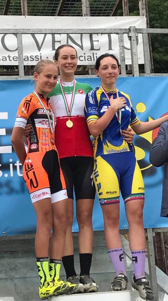 Gaia Tormena con la fresca maglia tricolore