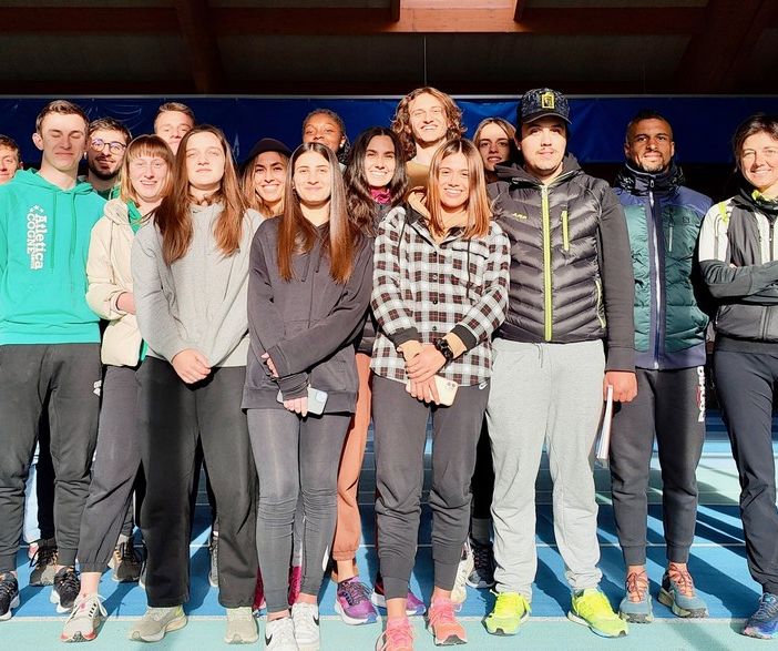 Da sinistra Alex Serafini, Luigi Concio, Elia Franciscono, Lorenzo Scali, Laurent Plebs, Giulia Aresca, Andrea Aresca, Giulia Missana, Eleonora Foudraz, Dorotea Tedesco, Charlotte Siani, Sara Lorenzini, Gabriele Adorni, Camilla Sergi, Ileana Ottollenghi, Samuele Ponticelli, Maurice Lale Demoz, Elisabetta Negra, Davide Chevrier. All’estrema destra il docente Patrick Ottoz, allenatore 4° livello che ha tenuto la prima giornata di pre corso