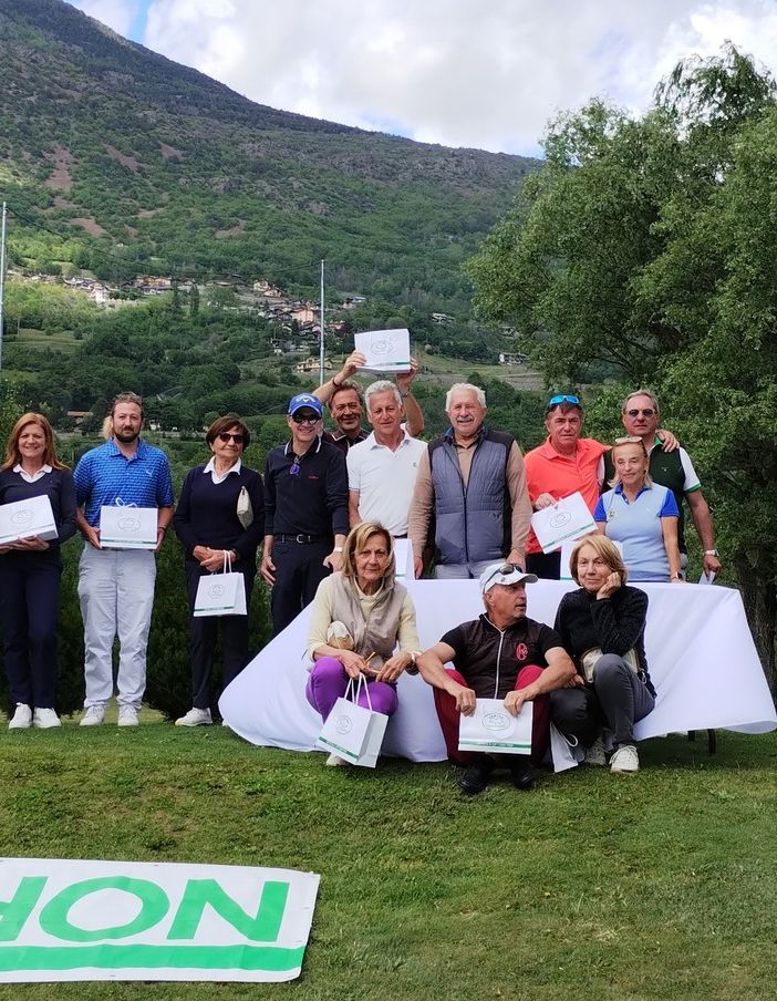 Da sinistra Attilio Celesia, Piera Stevanon, Andrea Vallet Mantellino, Antonietta Mestieri, Rosario Nardi, Roberto Rossi, Lauro Bionaz, Dario Comè, Emilio Bionaz, Edi Avoyer, Marinella Bellinvia, sotto: Elsa Blanc, Marino Palenni, Lea Blanc