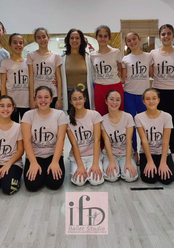 In piedi Luna Rainero la prima a sx, Sofia Maria Barmasse la seconda da dx, al centro l'insegnante Valeria Fiore