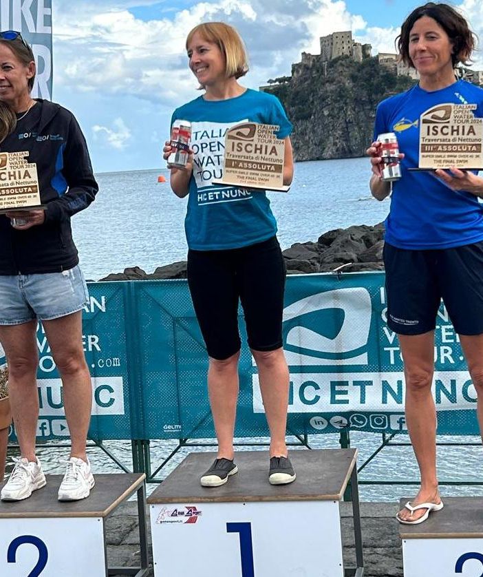 Nuoto: La vittoria del cuore per Marie Claire Deanoz che onora il fratello alle gare di Ischia