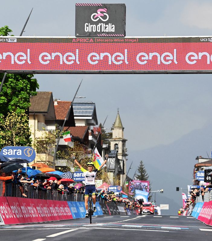 GIRO D'ITALIA: HIRT, UNA PRIMA DA LEGGENDA. LOTTA APERTA PER LA GENERALE CON 4 CORRIDORI IN MENO DI 1'