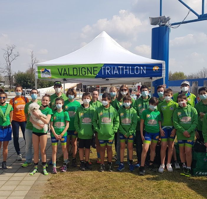 Foto di gruppo per la Valdigne Triathlon