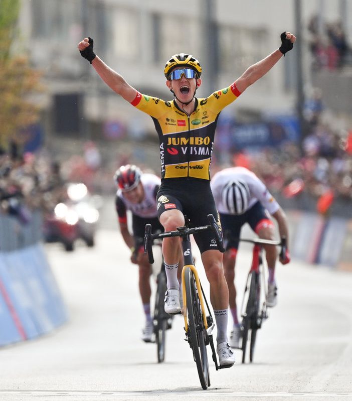 CICLISMO: GIRO D'ITALIA; BOUWMAN &quot;PESCA&quot; LA FUGA GIUSTA. LOPEZ DIFENDE LA ROSA