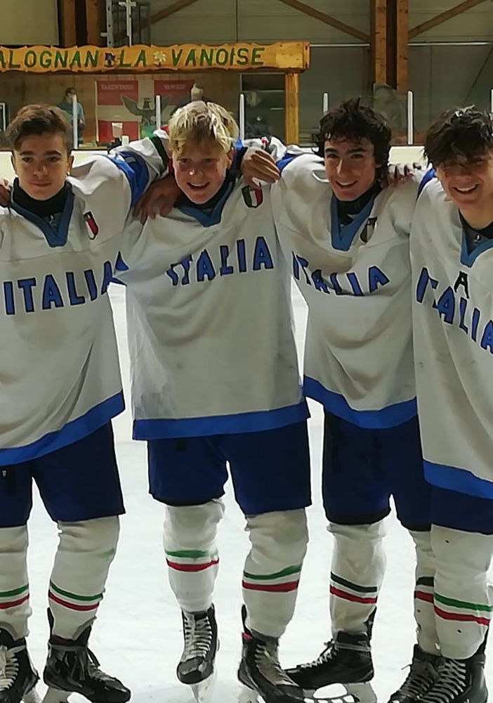 Hockey ghiaccio: Quattro Gladiators vestiti di azzurro