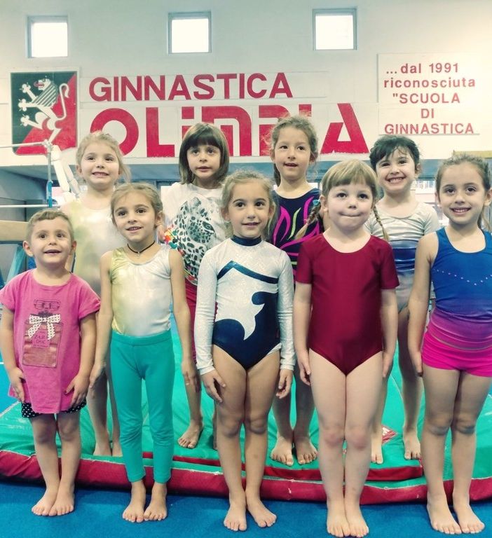 In prima fila Cora Castelnuovo, Luna Donatelli, Viola Lombardi, Jasmine Serradura e Swami Giovinazzo; dietro Gaia Zanetti, Mila Castelnuovo, Anna Nieroz e Gloria Monticello.