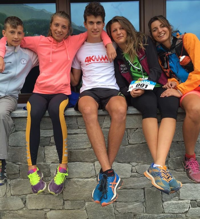 I figli di Brunod aspettano il passaggio del papà; da sn Christian, Sophie, Mathieu, Carole, Jasmine