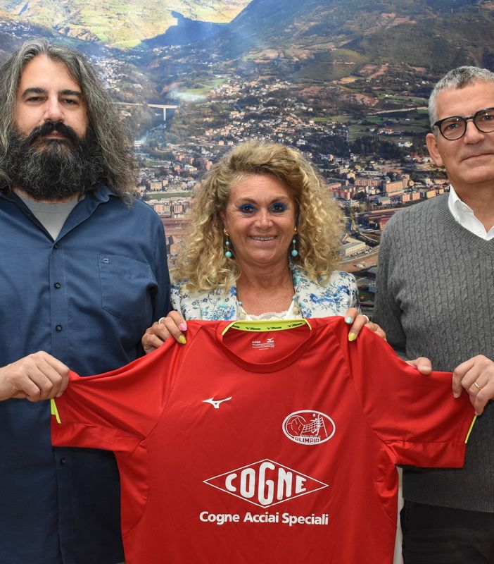 L'allenatore della serie D Ivan Limonet, al centro il Direttore Generale di Cogne Acciai Speciali Monica Pirovano e Fabio Mastrolorenzi, presidente del Cogne Olimpia Volley