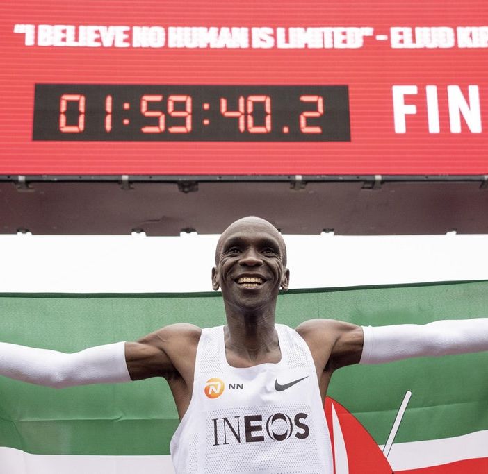 Eliud Kipchoge è il primo uomo a correre  42 km e 195 metri della maratina