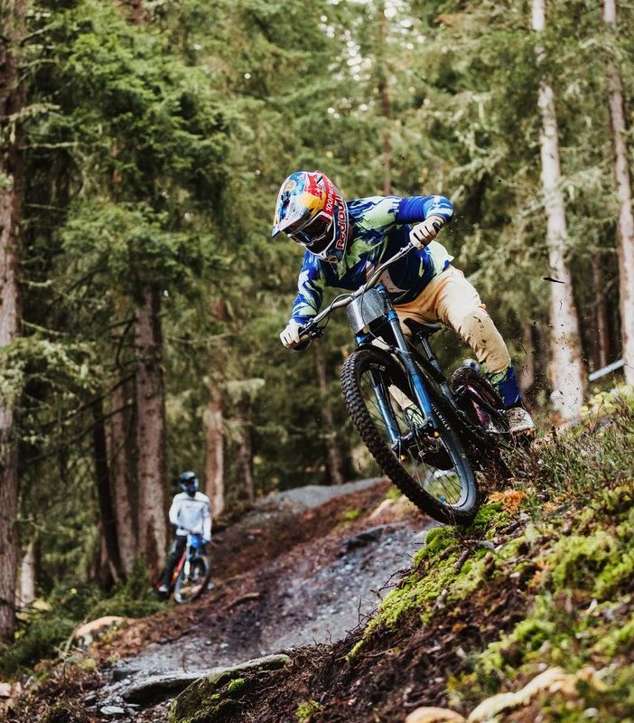 Loïc Bruni in azione lungo il nuovo tracciato da Downhill di La Thuile - Foto di Nicola Damonte | La Thuile Bike World