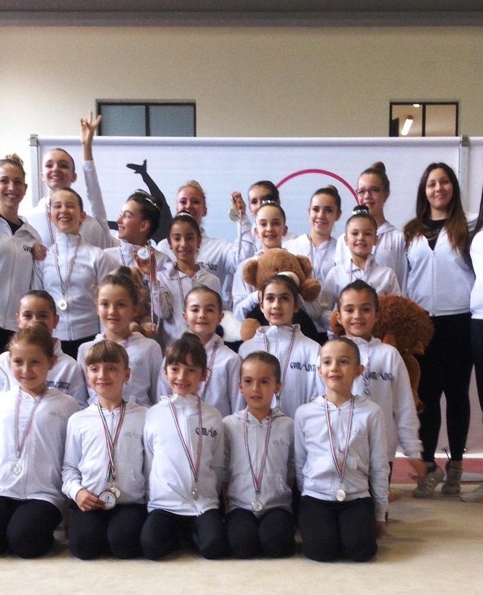 Le squadre della Gym con le istruttrici