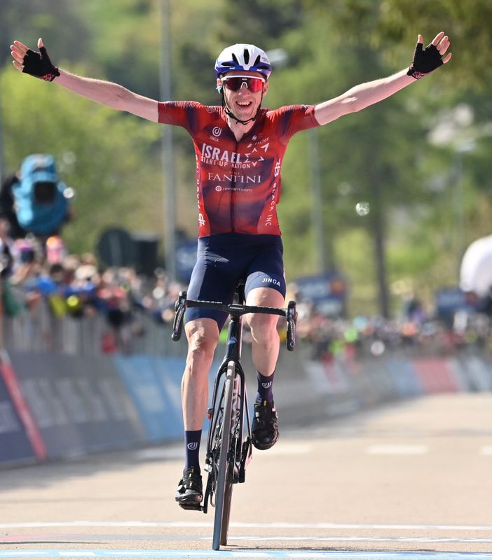 GIRO D'ITALIA: Daniel Martin vince la tappa 17, Egan Bernal ancora in Maglia Rosa