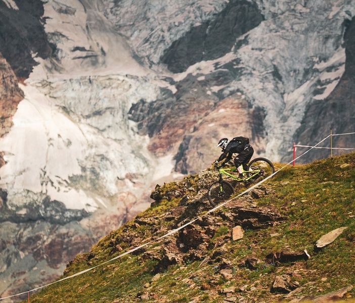 I funamboli della downhill regalano spettacolo nella  tappa della Maxi Avalanche di Breuil-Cervinia