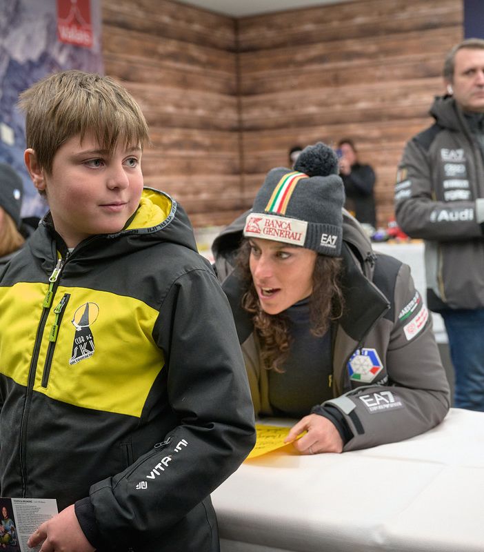 Federica Brignone firma autografi ai bambini