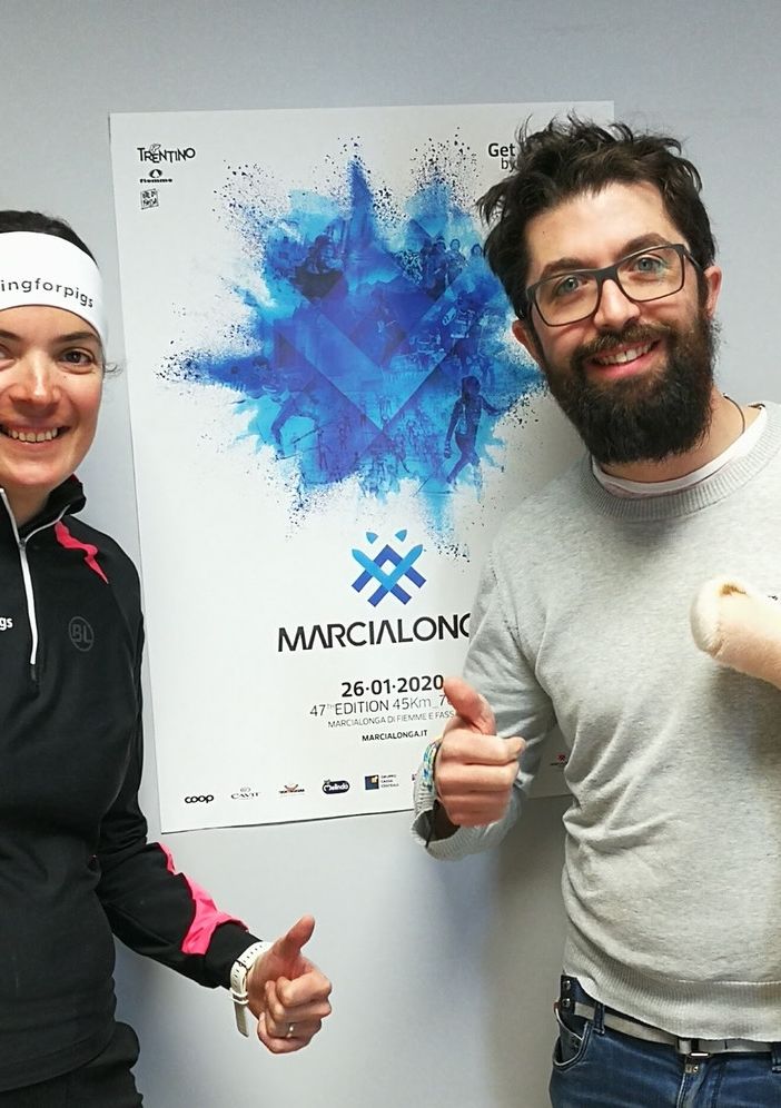 Mirko si e' personalmente iscritto alla Marcialonga come primo maiale. Nella foto Eleonora Orlandi, Mirko e Davide Stoffie, CEO della Marcialonga