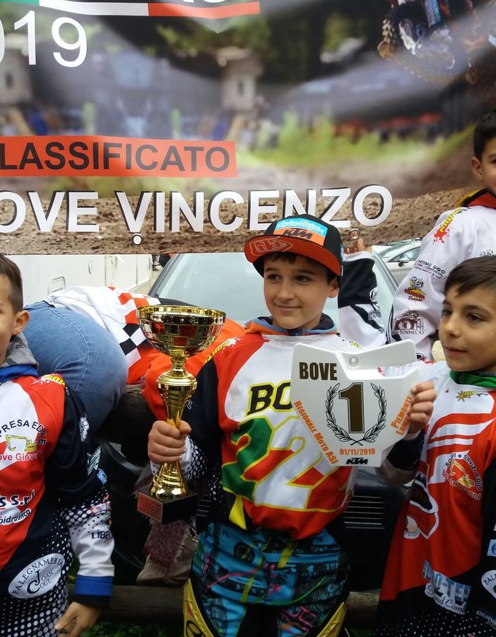 Vincenzo Bove festeggiato dai compagni della Starcross e (sotto) sul gradino più alto del podio finale