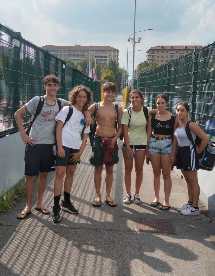 Le promesse dell'Aosta Nuoto: da sx Mattia Savoia, Lorenzo Miserocchi, Tommaso Coletta, Beatrice Mazone, Gaia Valenti e Chiara Seminara.