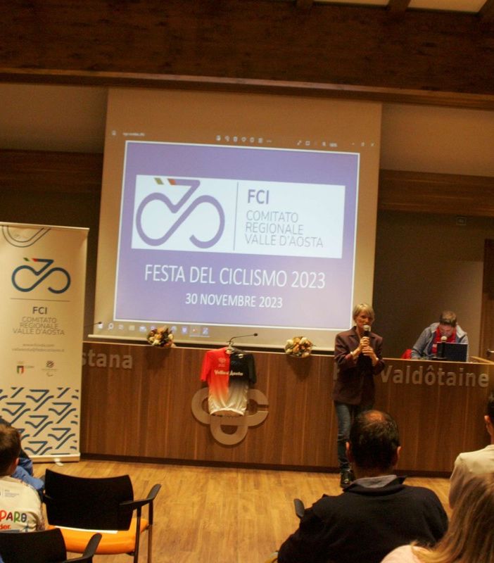 Ciclismo:  Sfilata di campioni e campioncini sul palco della festa del Ciclismo 2023
